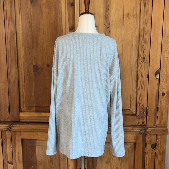 H&M Gray Ribbed Long Sleeve Crew Neck Top Sz. MD - Picture 3 of 7